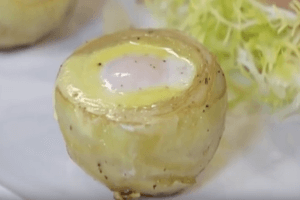 Alcachofas con huevos de codorniz