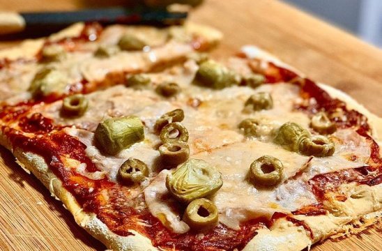 Pizza casera con alcachofas en conserva