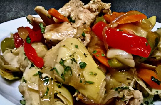 Alcachofas salteadas con pollo y verduras