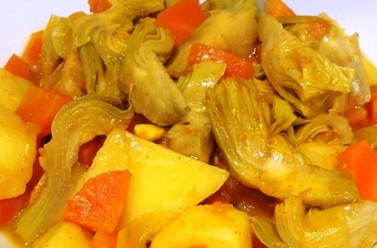 Guiso de alcachofas y otras verduras al curry