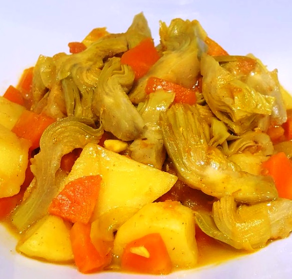 Guiso de alcachofas y otras verduras al curry