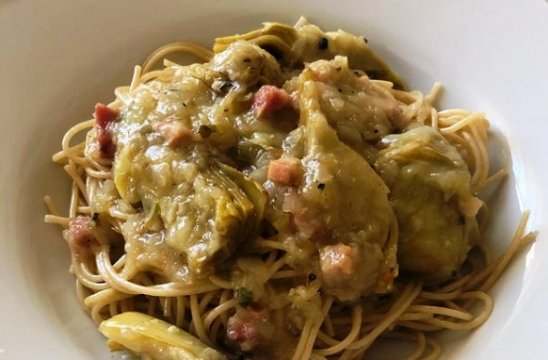 Spaguettis integrales con alcachofas y jamón