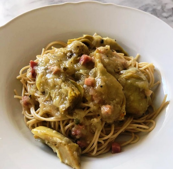 Spaguettis integrales con alcachofas y jamón