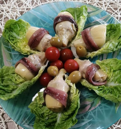 Ensalada de cogollos, alcachofas en conserva y anchoas