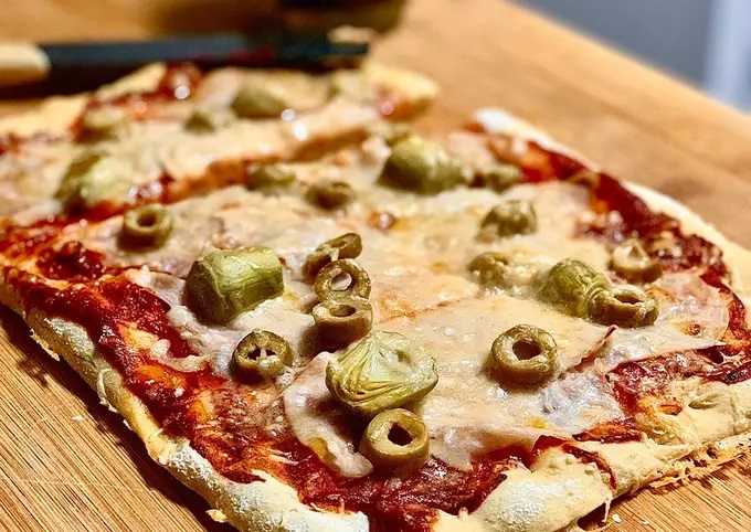 pizza-artesana-con-alcachofas-en-conserva