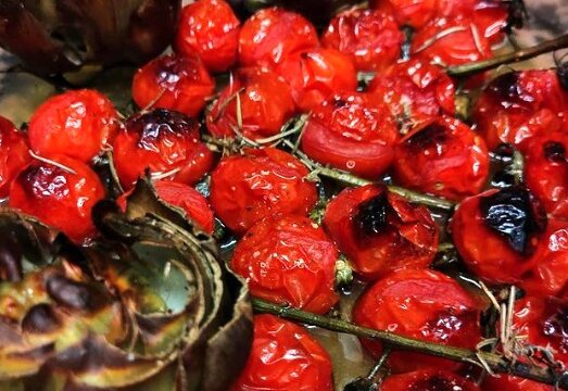 Tomates cherry con alcachofas al horno