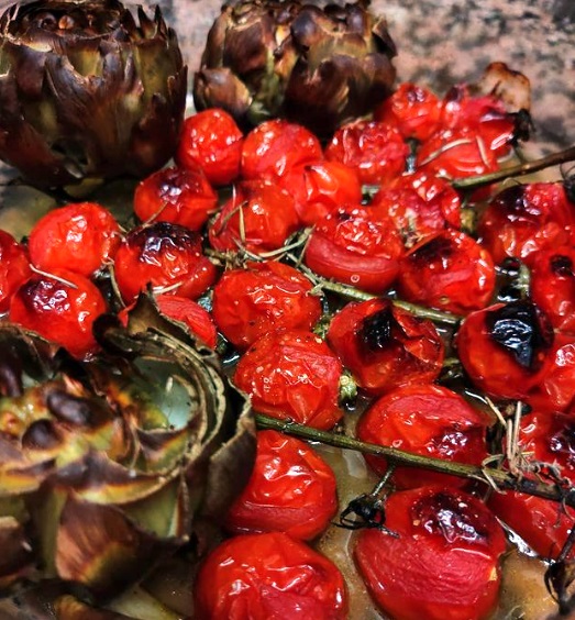 Tomates cherry con alcachofas al horno