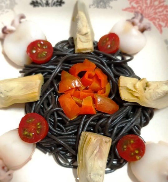 Nido de spaguettis negros con sepia y verduras