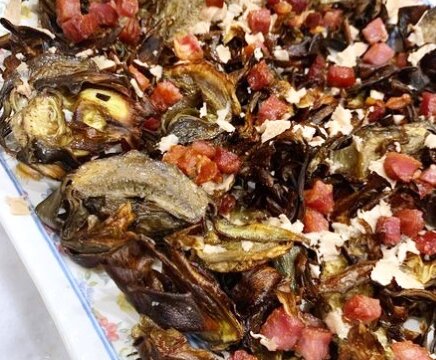 Chips de alcachofas al horno con foie y taquitos de jamón
