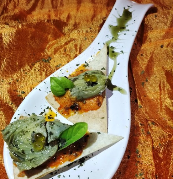 Pincho de alcachofas en conserva en base de mojo picón y crujiente de tortita de maíz