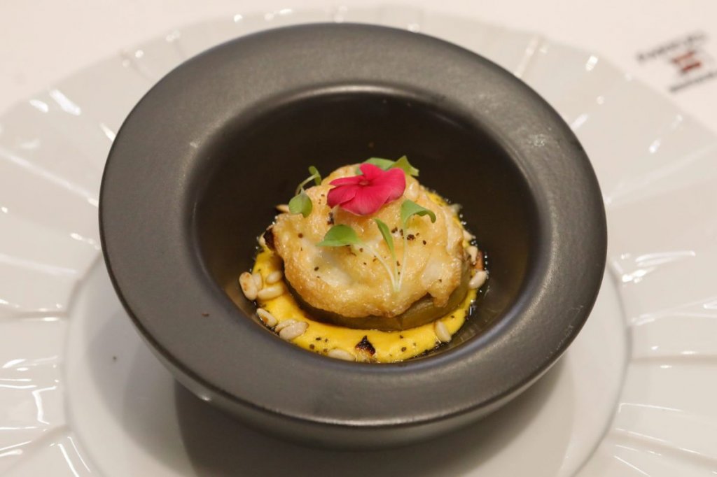 Alcachofa rellena de gamba roja con crema de verduras y alioli con plancton (Restaurante Paredes)