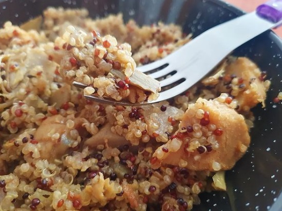 Quinoa con alcachofas y tiras vegetales