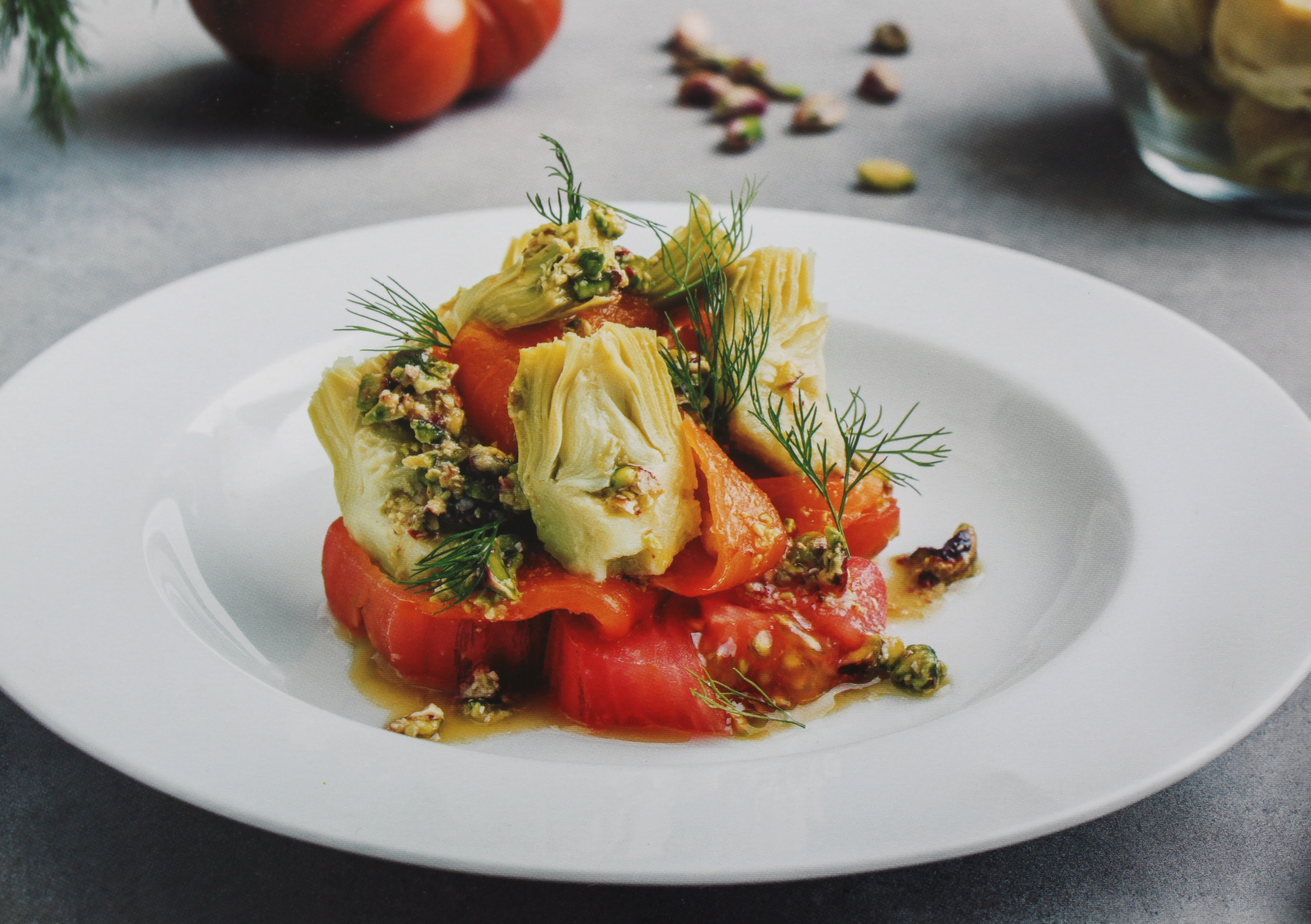 Alcachofas con tomate y salmón