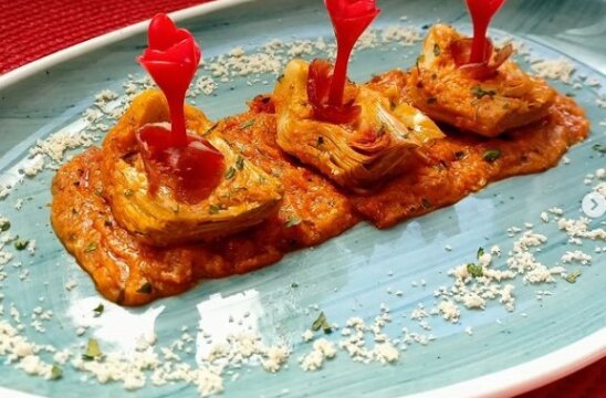 Alcachofas con salsa de tomate y almendras