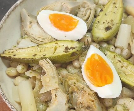 Ensalada de alubias, alcachofas y huevo duro