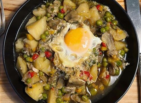 Patatas con alcachofas y huevo cuajado