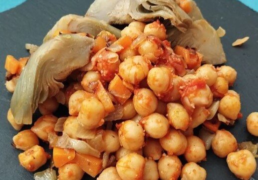 Garbanzos con alcachofas y tomate