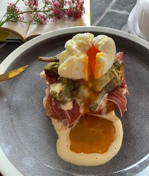 Huevos benedictinos con alcachofas y jamón