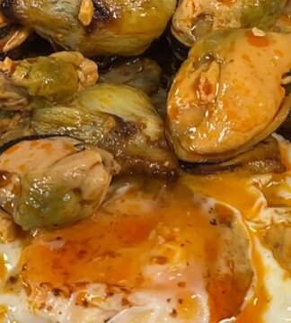 Huevos fritos con mejillones y alcachofas