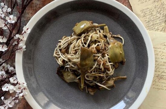 Salteado de alcachofas gulas y champiñones