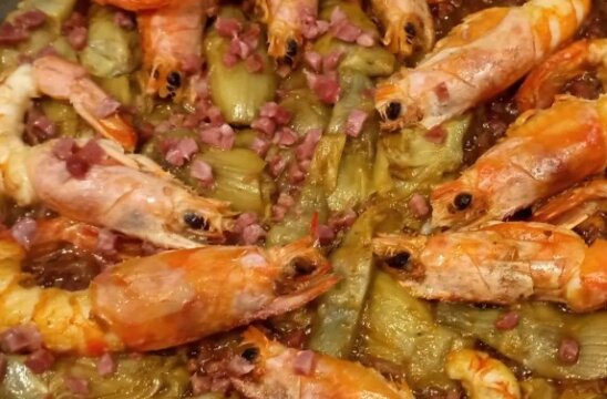 Corazones de alcachofa con gambones y jamón