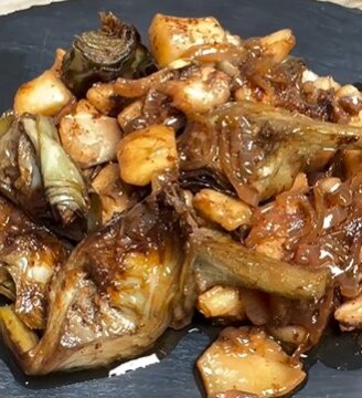 Sepia con alcachofas y cebolla caramelizada