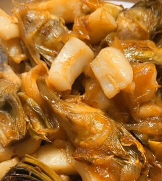 Alcachofas con sepia y cebolla caramelizada