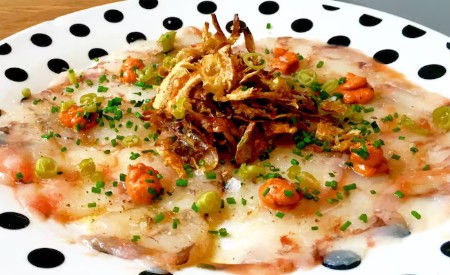 Carpaccio de langostinos, romesco y chips de alcachofa Carpaccio de langostinos, romesco y chips de alcachofa