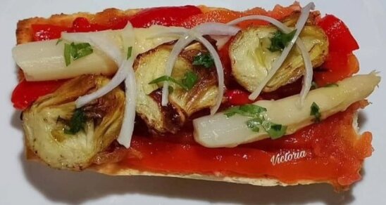 Tosta de tomate natural, pimientos asados, espárragos y alcachofas Tosta de tomate natural, pimientos asados, espárragos y alcachofas