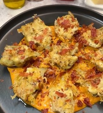 Corazones de alcachofa con jamón, queso y salsa romesco Corazones de alcachofa con jamón, queso y salsa romesco