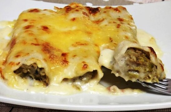 Canelones de alcachofas, jamón y champiñones
