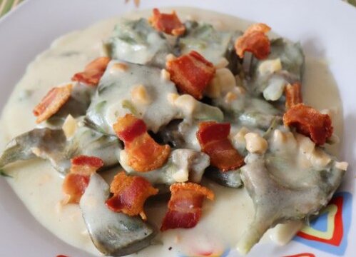 Alcachofas en salsa de almendra con torreznos