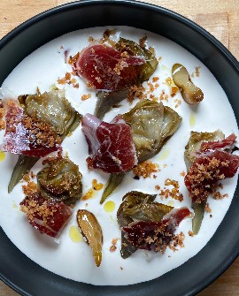 Alcachofas_confitadas_crema_burrata_jamón
