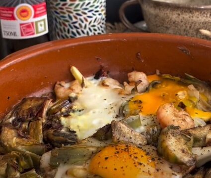 Huevos-rotos-alcachofas-ajos-tiernos-gambas