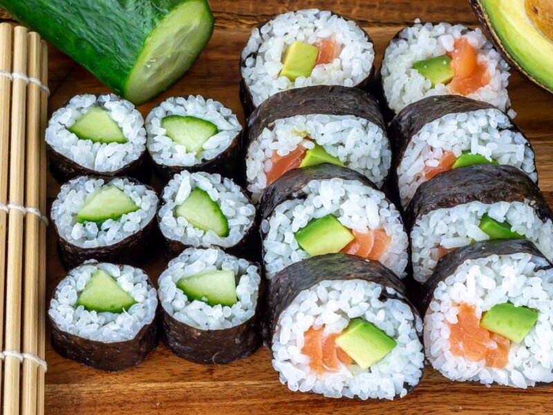 sushi casero con alcachofa y salmón