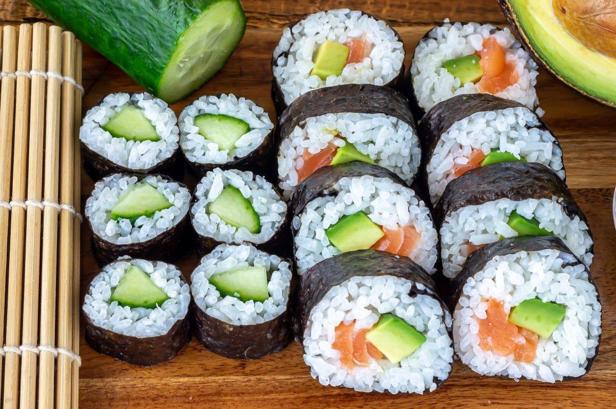 sushi casero con alcachofa y salmón