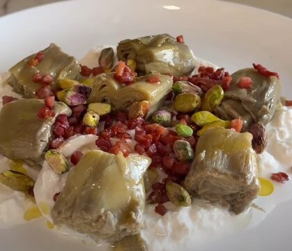 ensalada-cremosa-alcachofas-burrata-jamón
